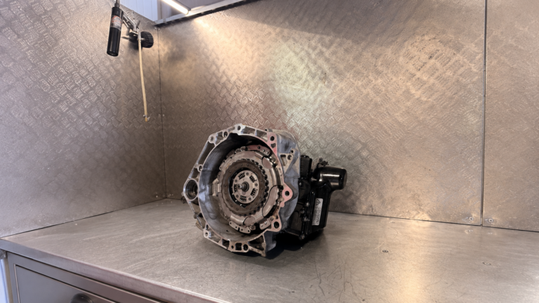 Ausgebautes DQ200 _ 0AM Getriebe des VW Golf Plus mit sichtbarer Kupplung