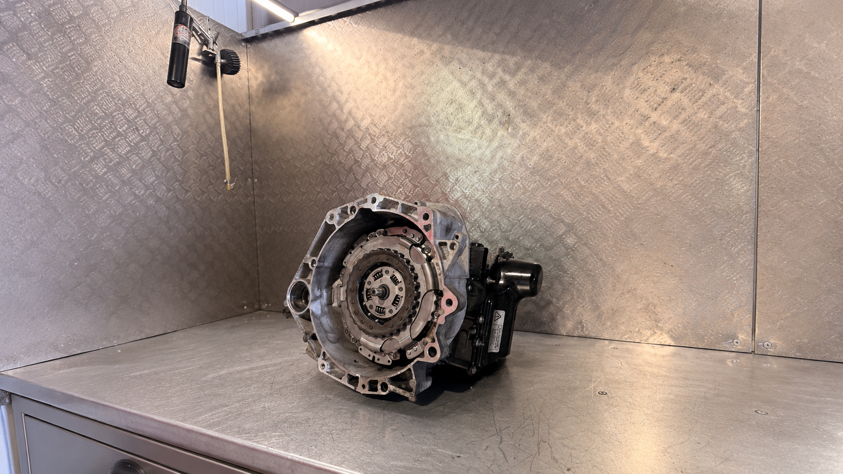 Ausgebautes DQ200 _ 0AM Getriebe des VW Golf Plus mit sichtbarer Kupplung