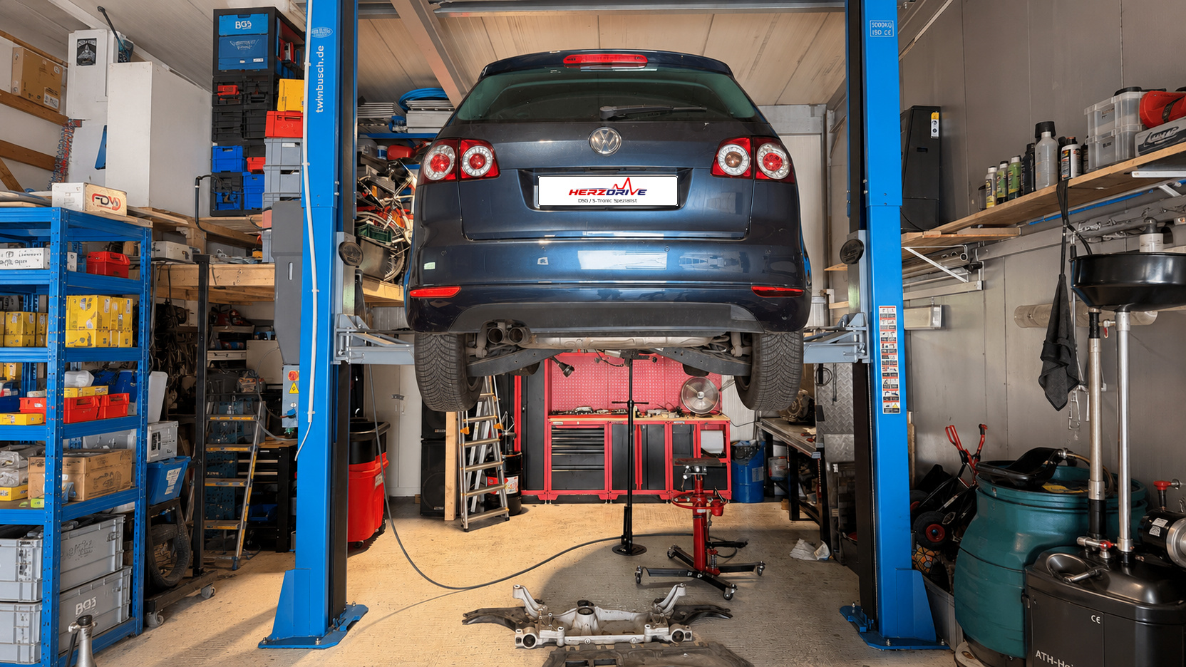 VW_Golf_Plus_01_Hebebuehne_16x9